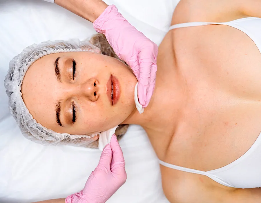 Mujer en tratamiento facial